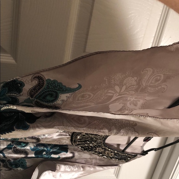 Short sleeve blouse. - Picture 2 of 4